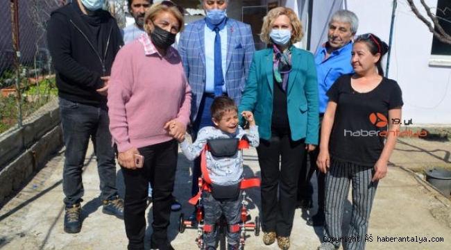 İlk adımını atan Halil Efe, sevinçten ağladı