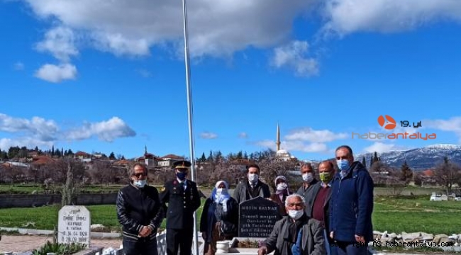 Jandarma, şehit öğretmenin mezarını yeniledi