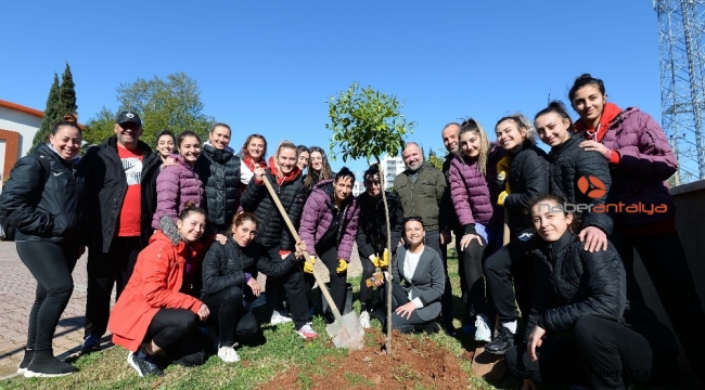 Kadın hentbolcular fidan dikti
