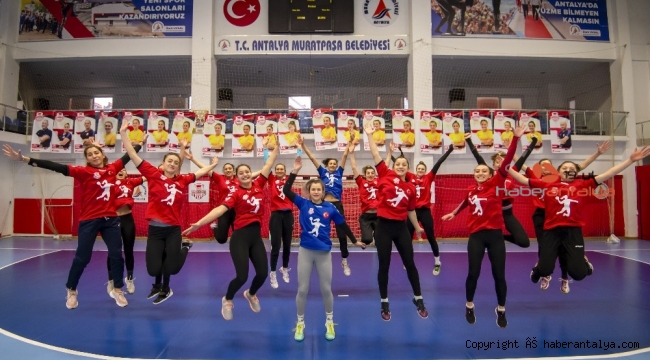 Kaptan dümene geçiyor