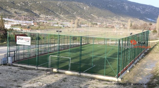 Kaş'ta 4 mahalleye halı saha