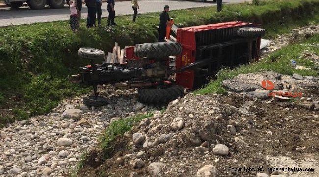 Kemer'de traktör kazası: 2 yaralı