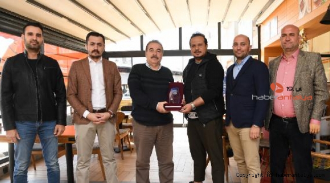 Konyaaltı Belediyespor'dan önceki yönetime teşekkür plaketi