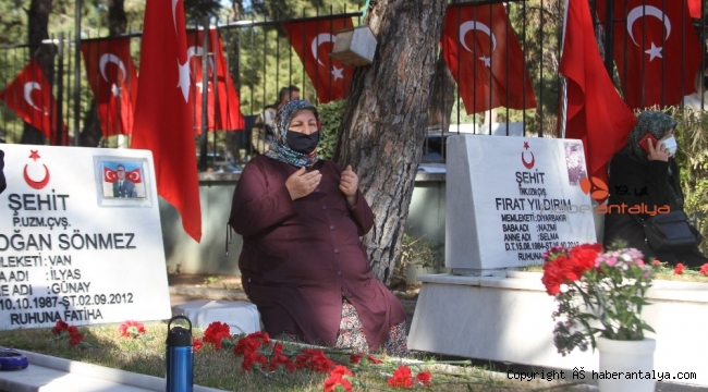 Şehitlikte duygusal anlar; 'Dayanılacak gibi değil'