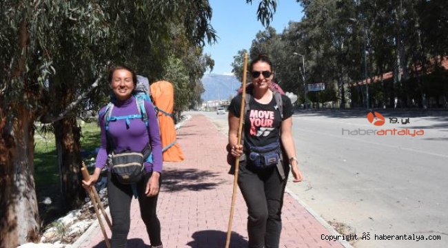 Ukraynalı anne ve kızı Likya Yolu'nda yürüyor