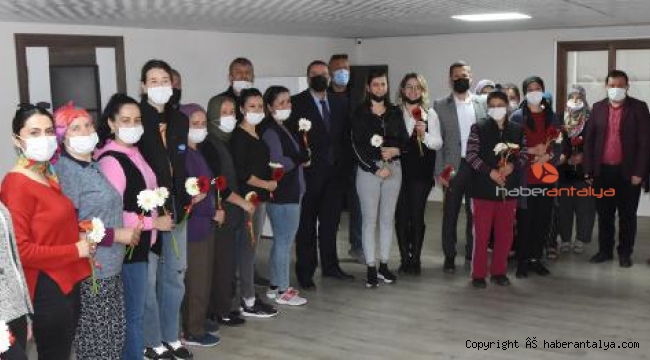Üretici kadınlara çiçek ve baklava