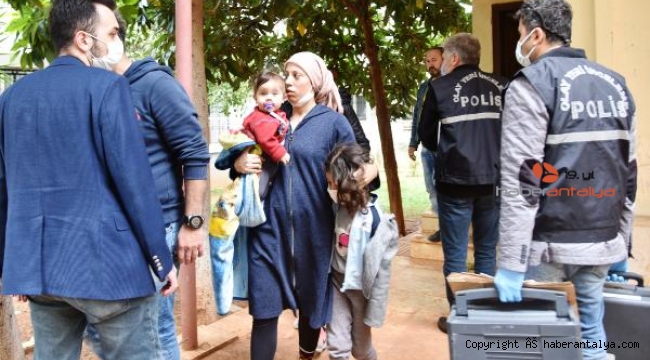 Uyuşturucu operasyonunda minik çocuğa kadın polis şefkati