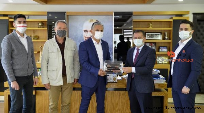 Virüssavar yapıp patent alan Korkmaz'a bir gurur da Uysal'dan