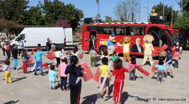 23 Nisan mobil konseri Kumluca ve Finike'yi şenlendirdi