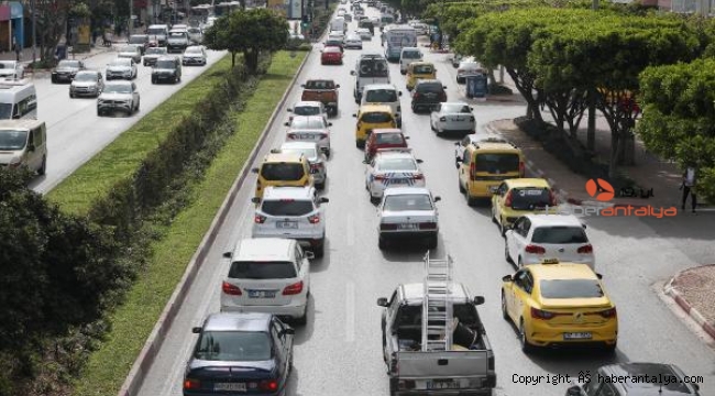 58 saatlik kısıtlama trafiği kilitledi