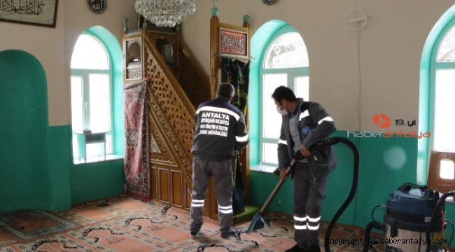Akseki'de camilerde Ramazan temizliği