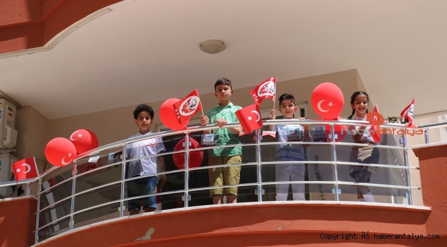 Alanya'da 23 Nisan bahçelerde ve balkonlarda kutlandı