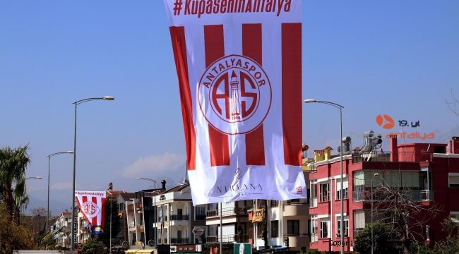 Antalya caddeleri bayraklarla süslendi