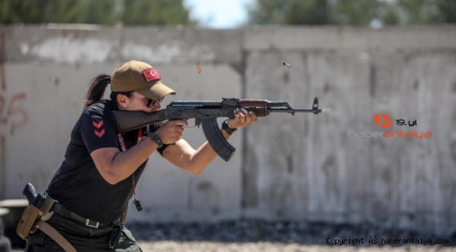 Antalya emniyetinin 'Lara Croft'una, mermi sesi müzik gibi