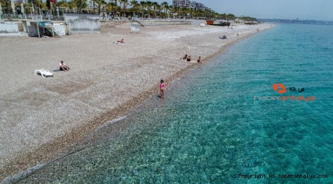 Antalya'da denetim arttı, sahil boşaldı