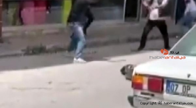Antalya'da kaldırım taşlı, sopalı ve bavullu kavga !