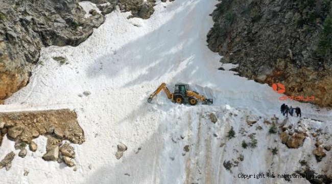 Antalya'da, karla kaplı yayla yolları açıldı