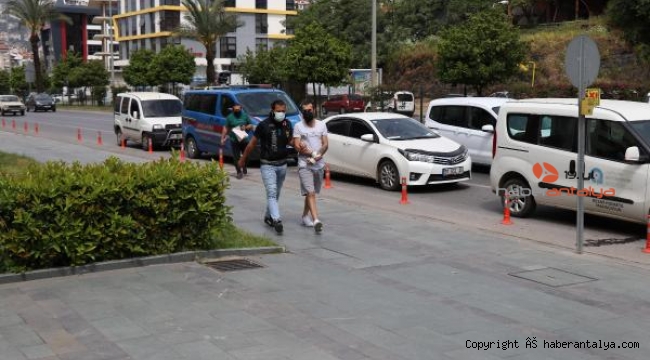 Araçta uyuşturucu ticaretine polis baskını