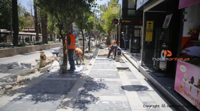 Atatürk Caddesi'nde taşlar sökülüyor, kaldırım yenileniyor