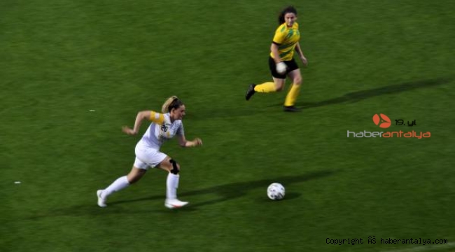 Aycan Yanaç, Kadın Futbol Ligi'nde ilk defa forma giydi