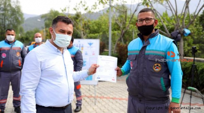 Başkan Yücel işçilere mesleki yeterlilik belgesi verdi