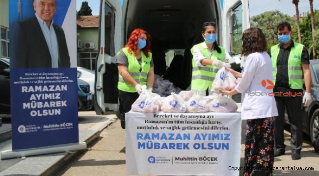 Büyükşehir sağlık çalışanlarına elma dağıttı