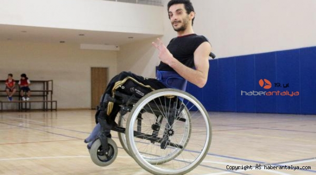 Dansıyla tekerlekli sandalyesine can verecek