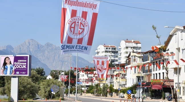 Esen'den Antalyaspor'a bayrak desteği