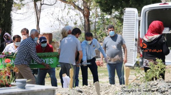 Evinde ölü bulunan Çiğdem, gözyaşlarıyla toprağa verildi