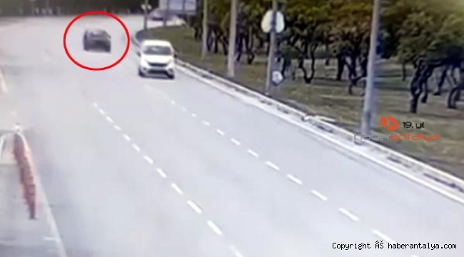 Feci kaza; otomobil direğe çarpıp parçalandı !