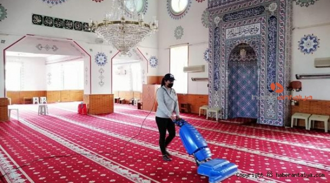 Finike'de, cami ve mescitlere Ramazan temizliği