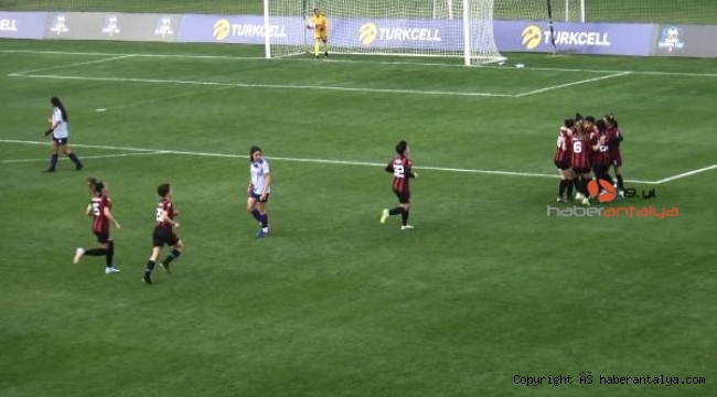 Gol kraliçeliği yarışında Zelal 3 golle zirvede