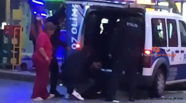 'Sen kimsin ulan' diyerek polisin bacak arasına tekme attı !