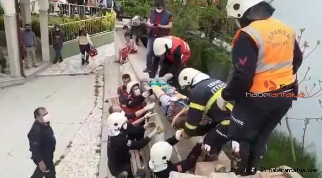 İşcinin acı verici anları, yıktığı duvarın altında kaldı !