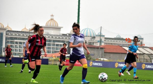 Kadınlar sahaya iniyor, futbol güzelleşiyor 