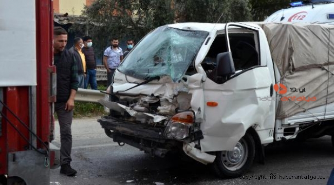 Kamyonet TIR'a arkadan çarptı, sürücü yaralandı