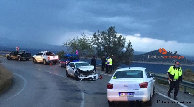 Kaş'ta iki otomobil çarpıştı: 4 yaralı