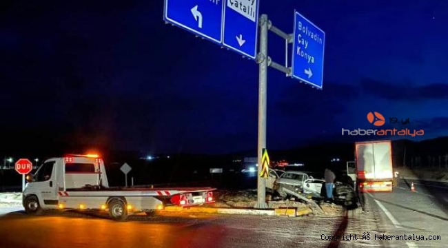 Kavşakta feci kaza: 3 ölü, 2 yaralı !