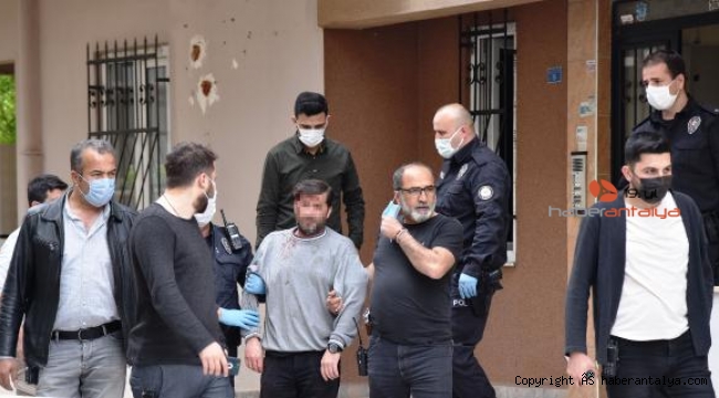 Kendisini kilitleyip çocuğunun önünde ölmek istedi !