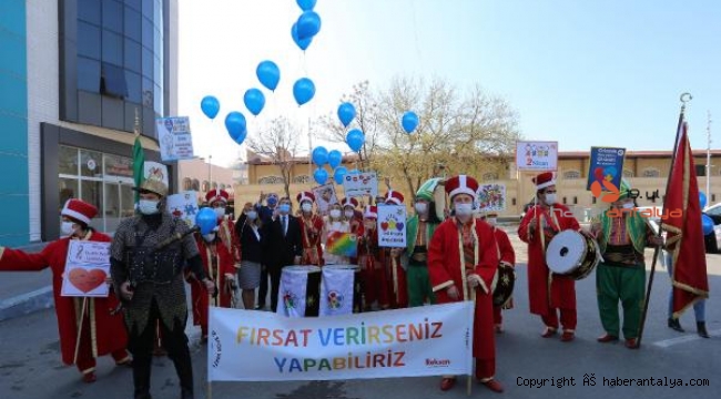 Kepez'de balonlar 'Otizmde farkındalık' için havalandı