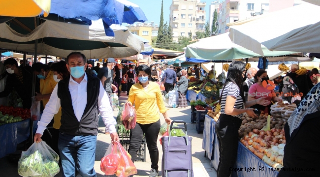 Kısıtlama öncesi semt pazarları lebaleb doldu
