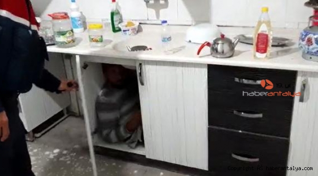 Kumar baskınında mutfak dolabında yakalandı !