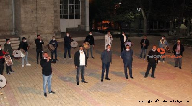 Mani şovu yapan davulculardan bahşiş isteği