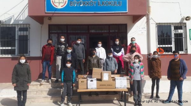 Öğretmen ve öğrencilerden örnek davranış