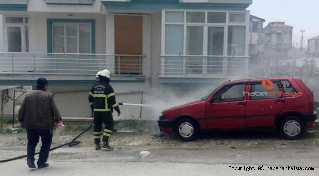 Park halindeki otomobil bir anda alev aldı