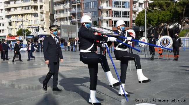 Polisten Atatürk Anıtı'na çelenk
