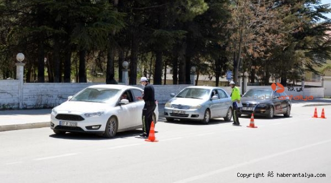 Polisten emniyet kemeri ve cep telefonu uygulaması