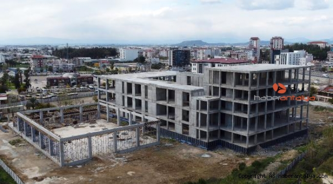 Serik'deki düğün salonu inşaatı hızla yükseliyor