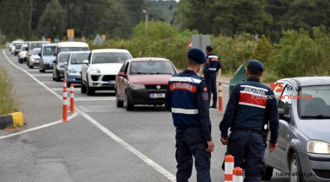 Tam kapanma öncesi 10 kilometre araç konvoyu