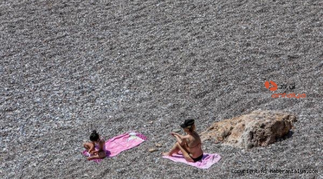Tam kapanma öncesi Konyaaltı sahili doldu
